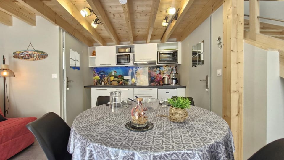 Kitchen or kitchenette, Living room, Seating area, Dining area, oven