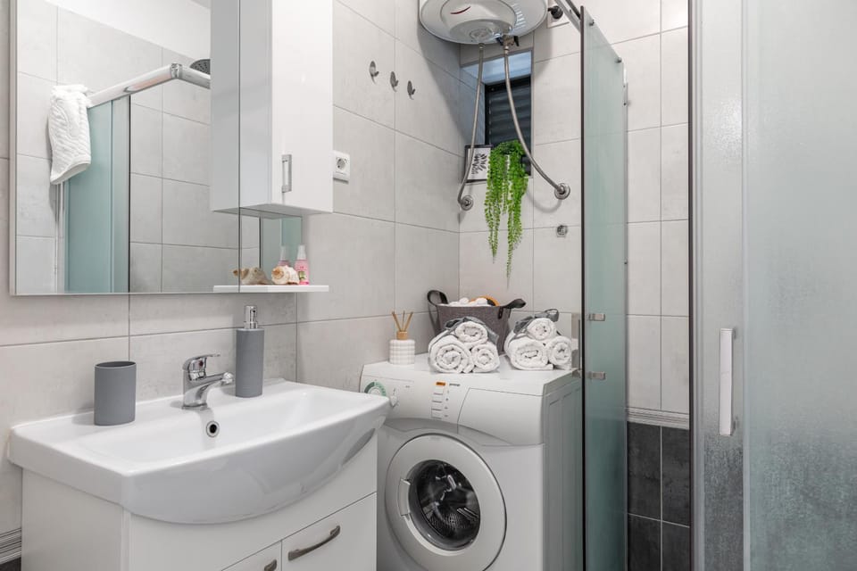 Shower, Bathroom, towels, washing machine