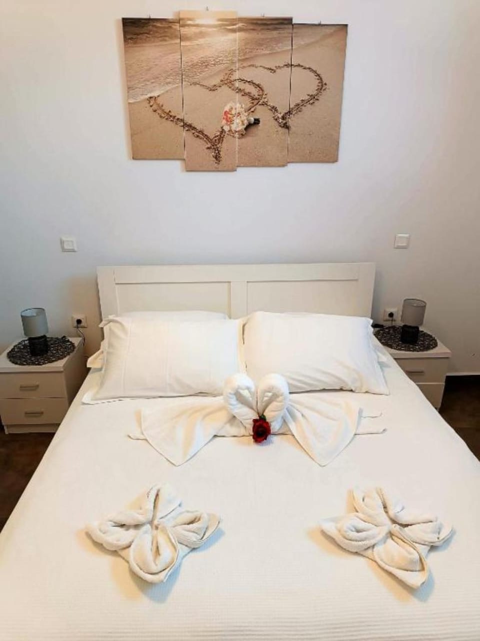 Bed, Photo of the whole room, Decorative detail, Bedroom, towels