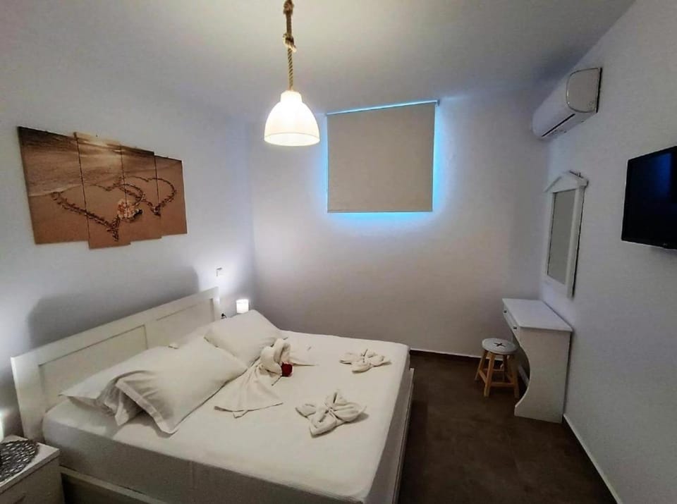 Bed, TV and multimedia, Photo of the whole room, Bedroom, towels, air conditioner