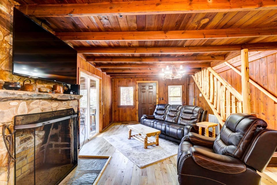 Hot Tub & River Views: Central Gatlinburg Cabin Cabin in Gatlinburg