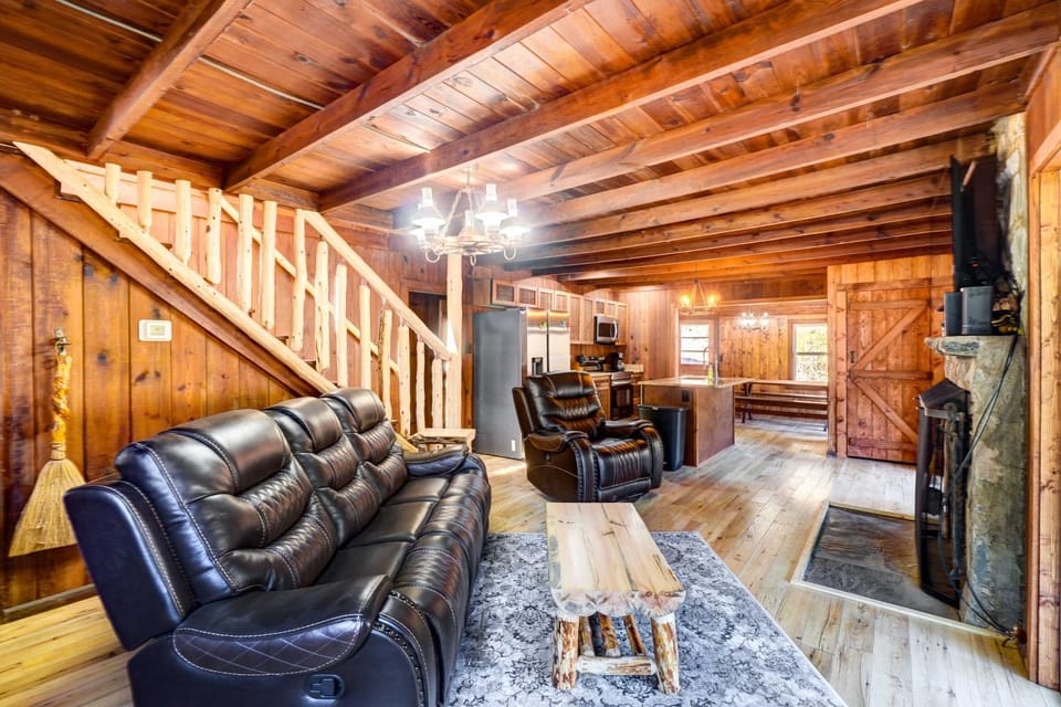 Hot Tub & River Views: Central Gatlinburg Cabin Cabin in Gatlinburg