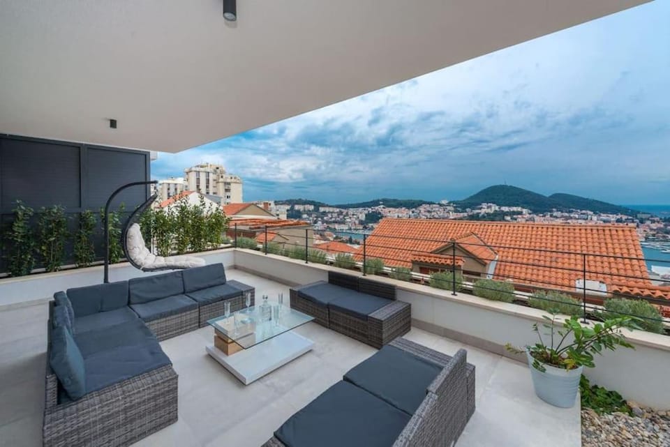 Patio, Natural landscape, View (from property/room), Balcony/Terrace, Seating area, City view, Mountain view