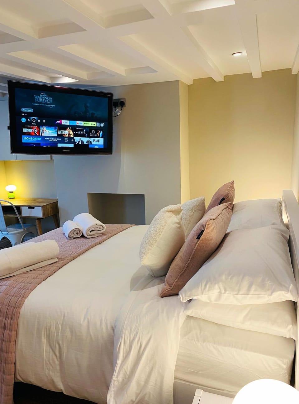 Bed, TV and multimedia, Bedroom