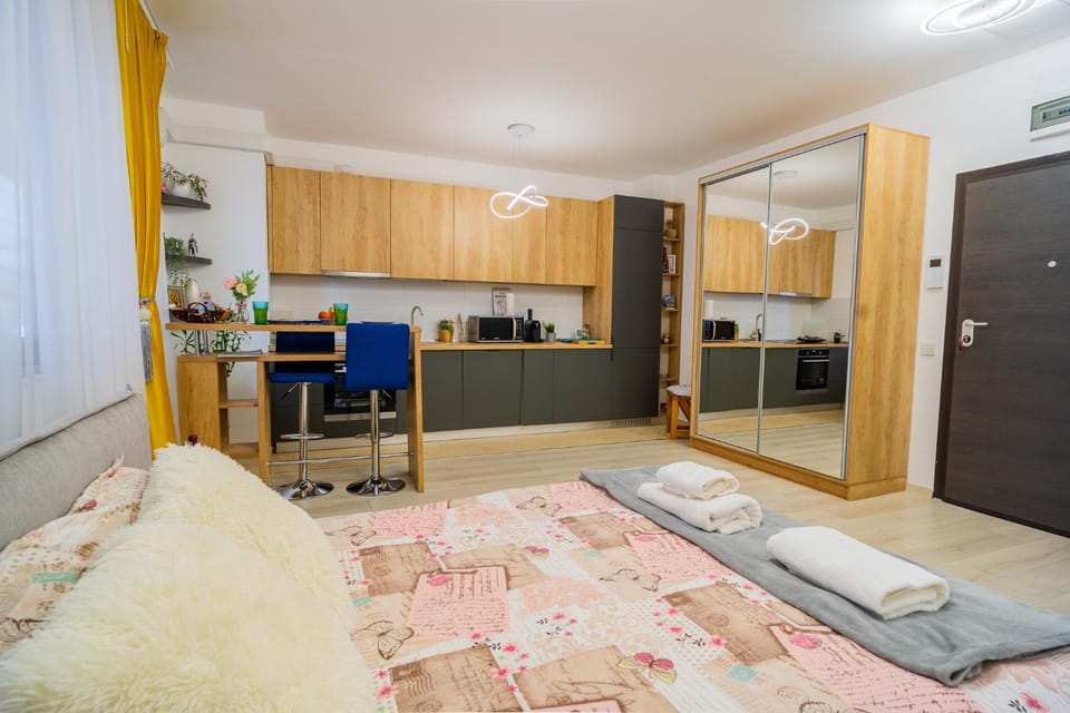 Kitchen or kitchenette, Dining area, wardrobe