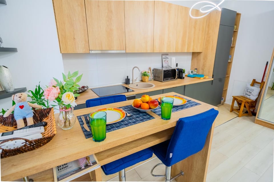 Kitchen or kitchenette, Seating area, Dining area