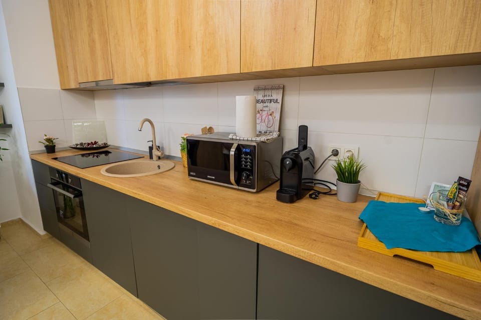 Coffee/tea facilities, Kitchen or kitchenette, microwave, stove