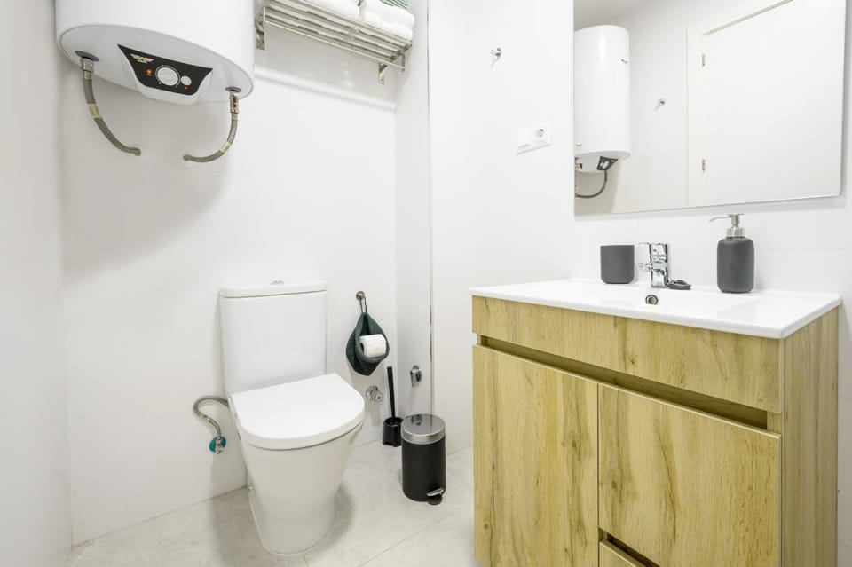 Toilet, Bathroom, Decorative detail, towels
