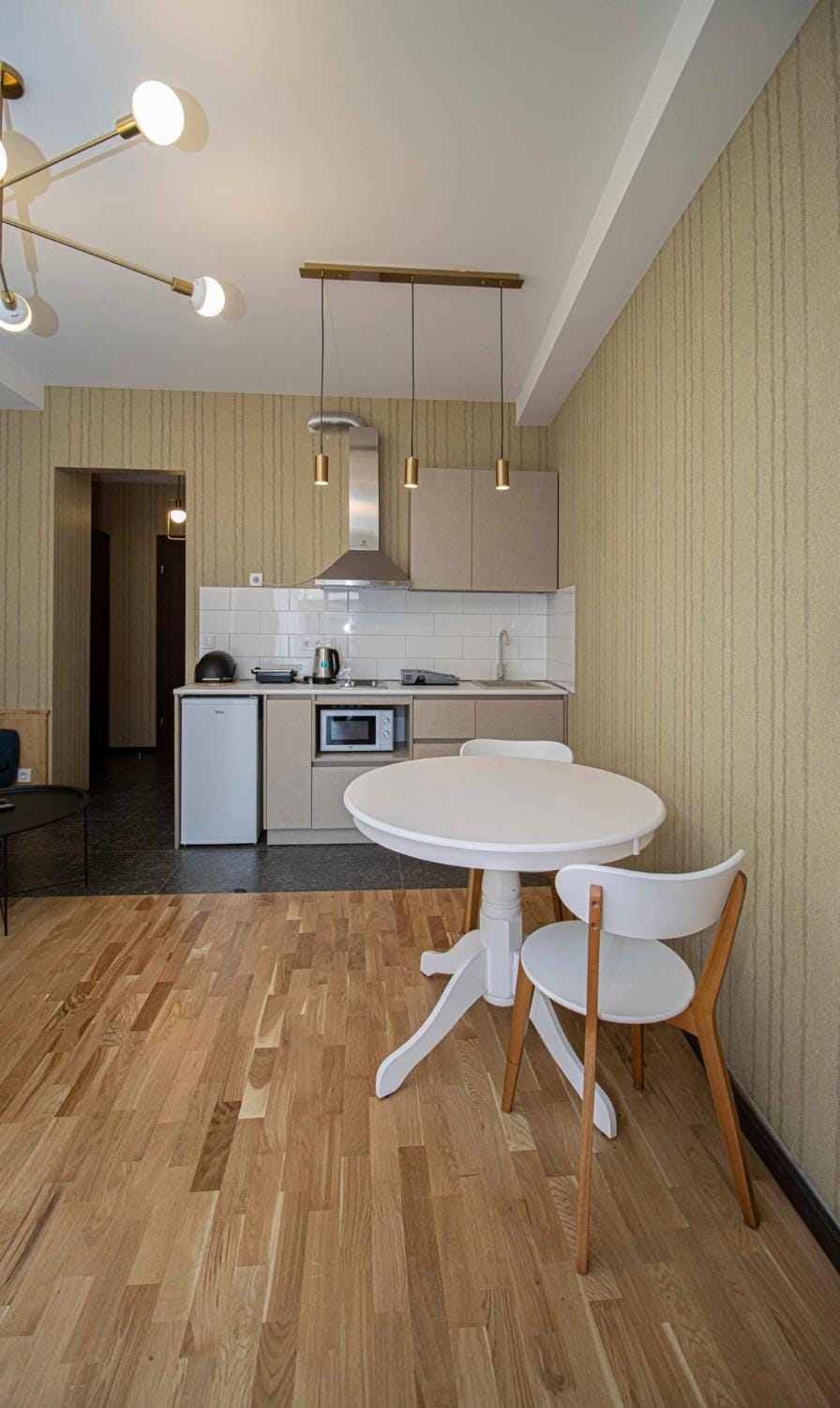 Kitchen or kitchenette, Dining area