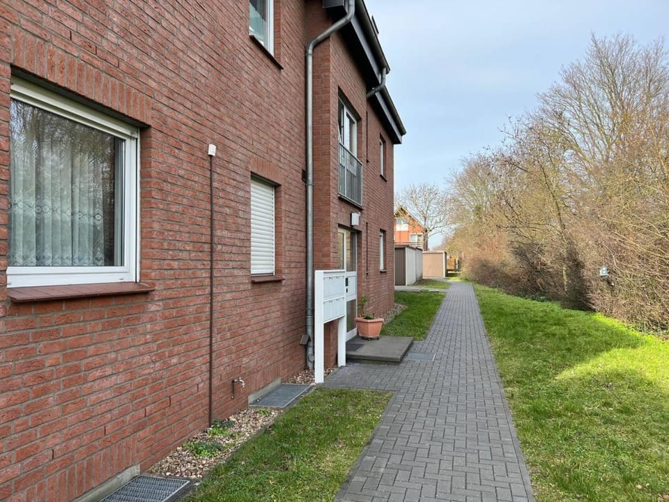 Property building, Day, Neighbourhood