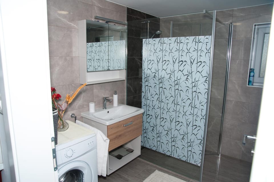 Shower, Bathroom, towels, washing machine