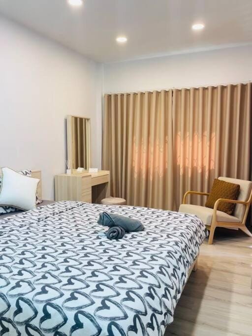 Bed, Photo of the whole room, Seating area, Bedroom