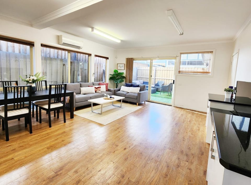 TV and multimedia, Living room, Dining area