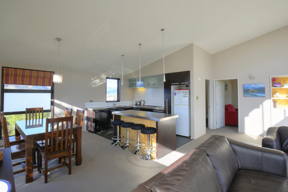 View (from property/room), Kitchen or kitchenette, Lounge or bar