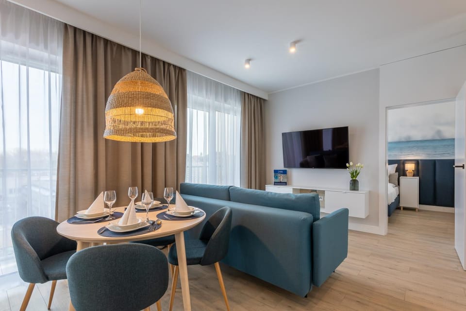 TV and multimedia, Living room, Photo of the whole room, Seating area, Dining area