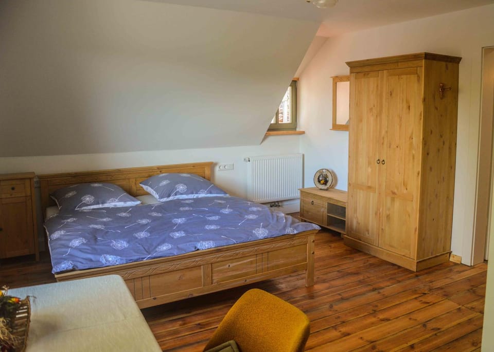 Bed, Photo of the whole room, wardrobe