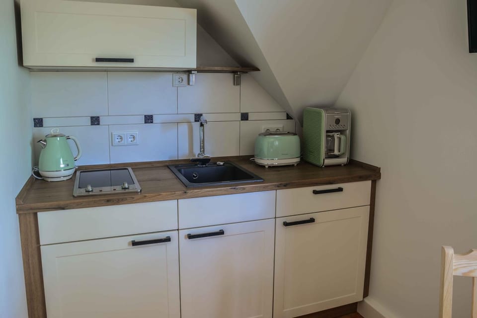Coffee/tea facilities, Kitchen or kitchenette, stove, toaster