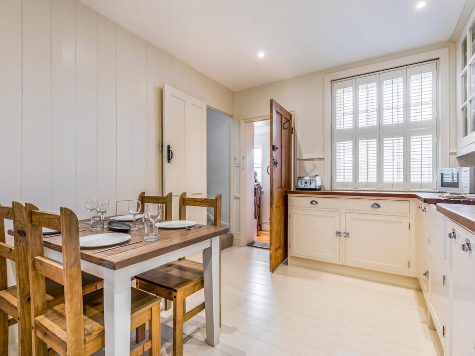 Kitchen or kitchenette, Dining area, dishwasher, minibar, pet friendly, stove