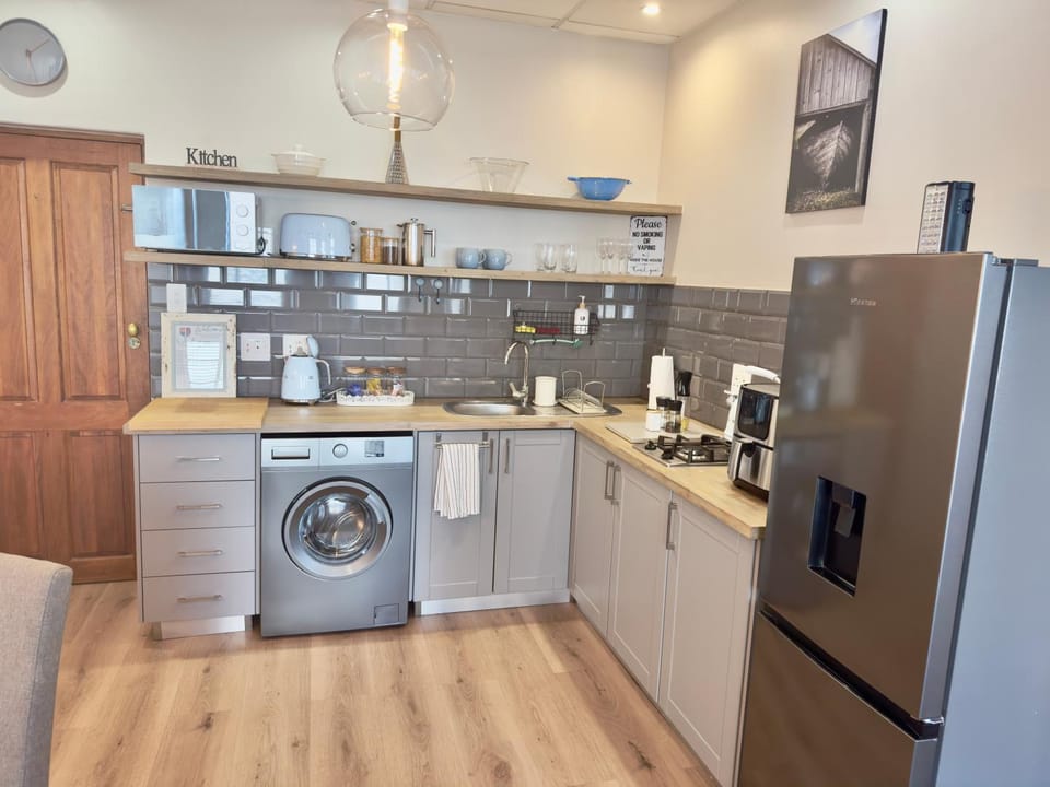 Coffee/tea facilities, Kitchen or kitchenette, stove, toaster, washing machine