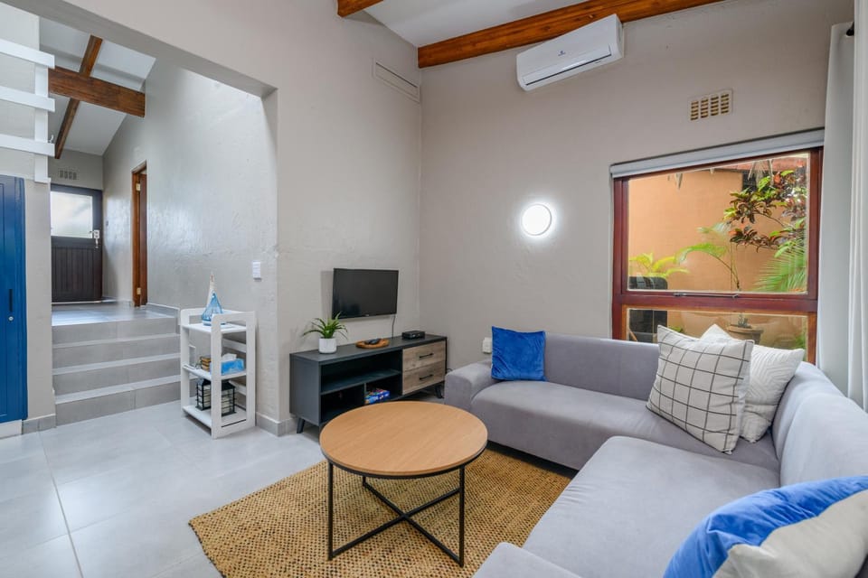 Communal lounge/ TV room, TV and multimedia, Living room, air conditioner