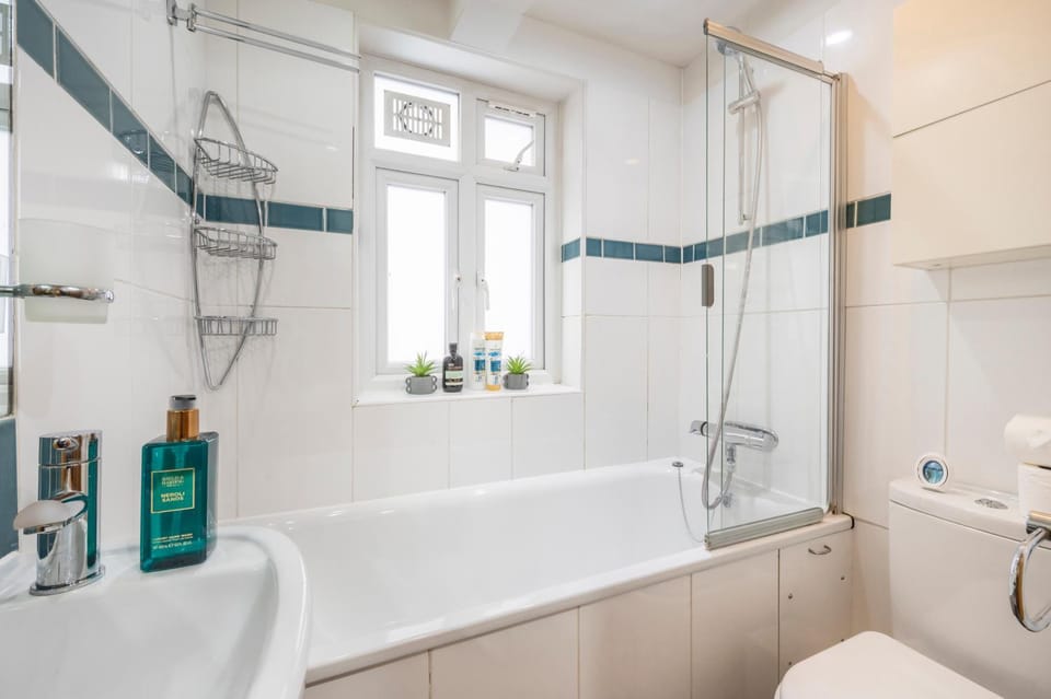 Shower, Toilet, Bathroom, Bath, towels