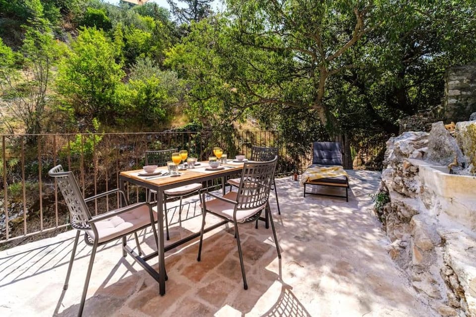 Stone bridge cottage House in Split-Dalmatia County