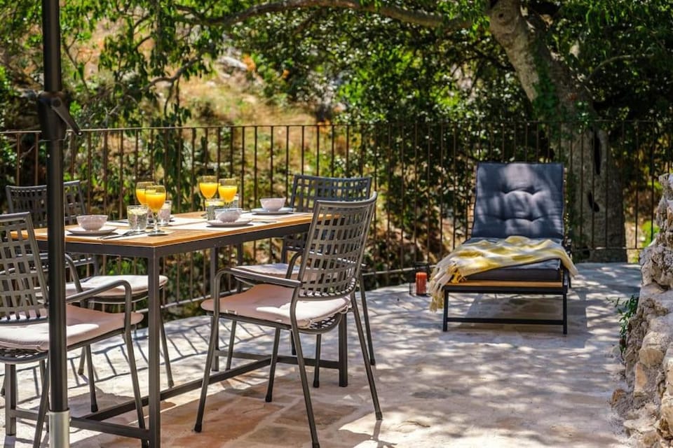 Stone bridge cottage House in Split-Dalmatia County