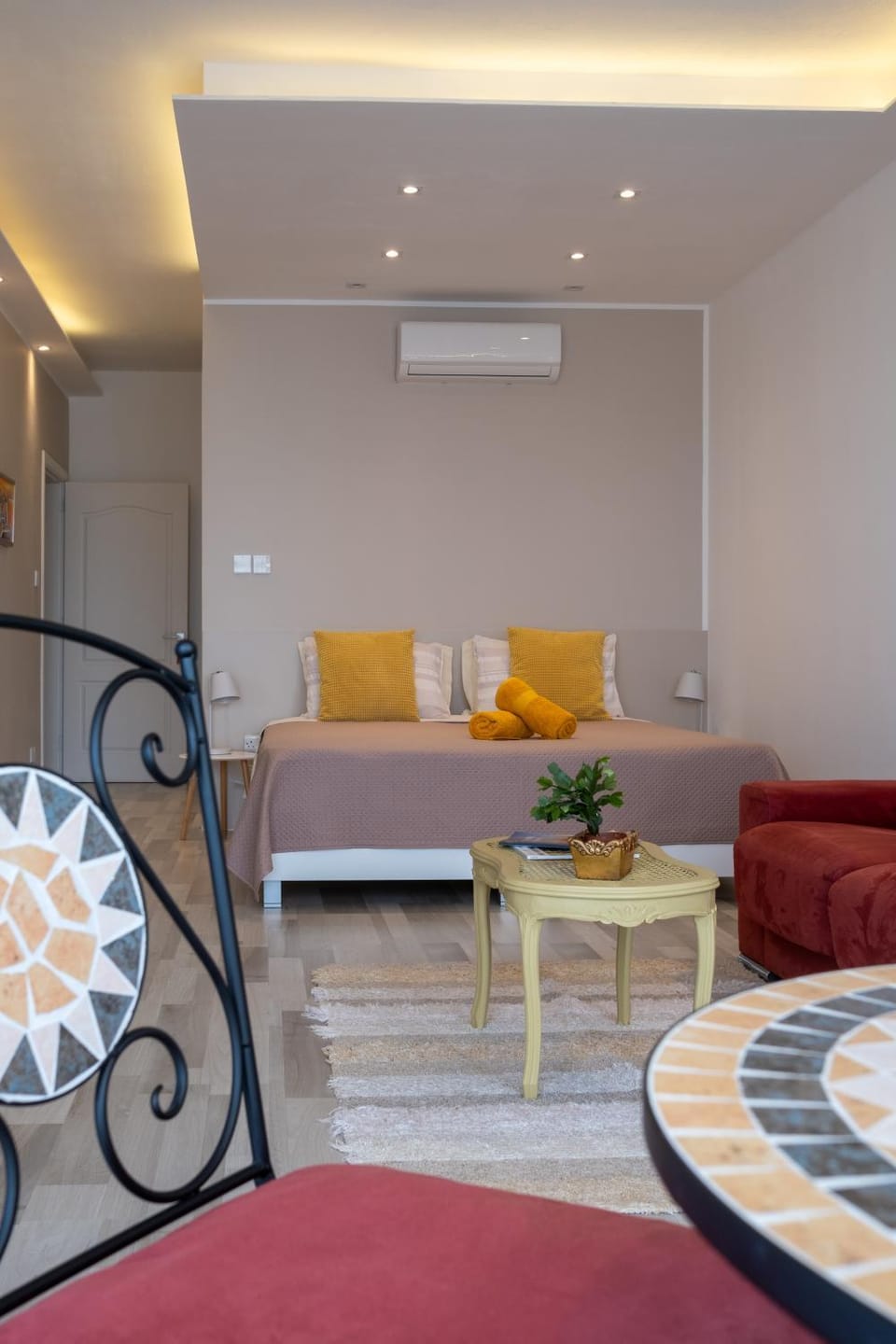 Bed, Living room, Photo of the whole room, Seating area, Bedroom