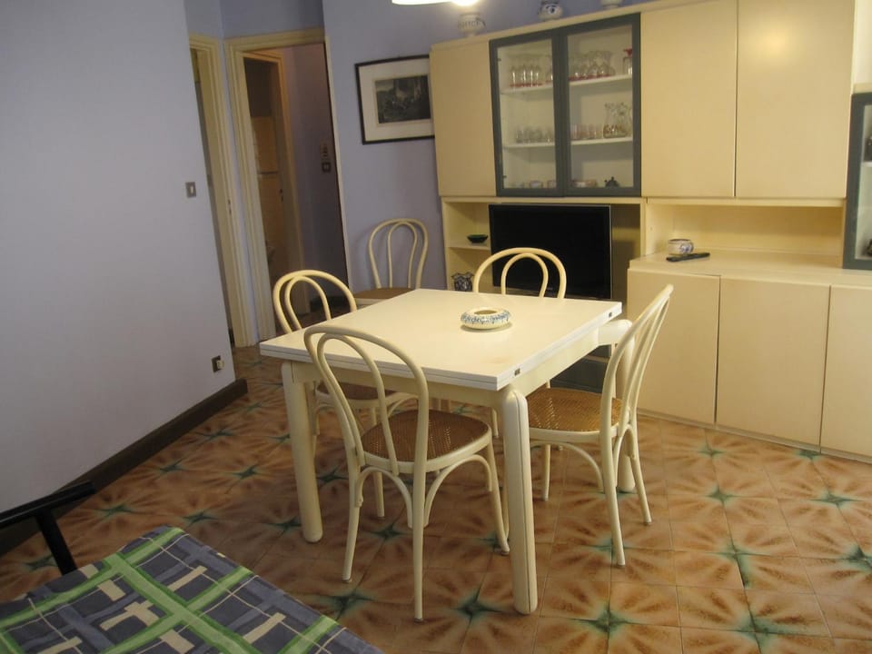 Restaurant/places to eat, Communal lounge/ TV room, Dining area