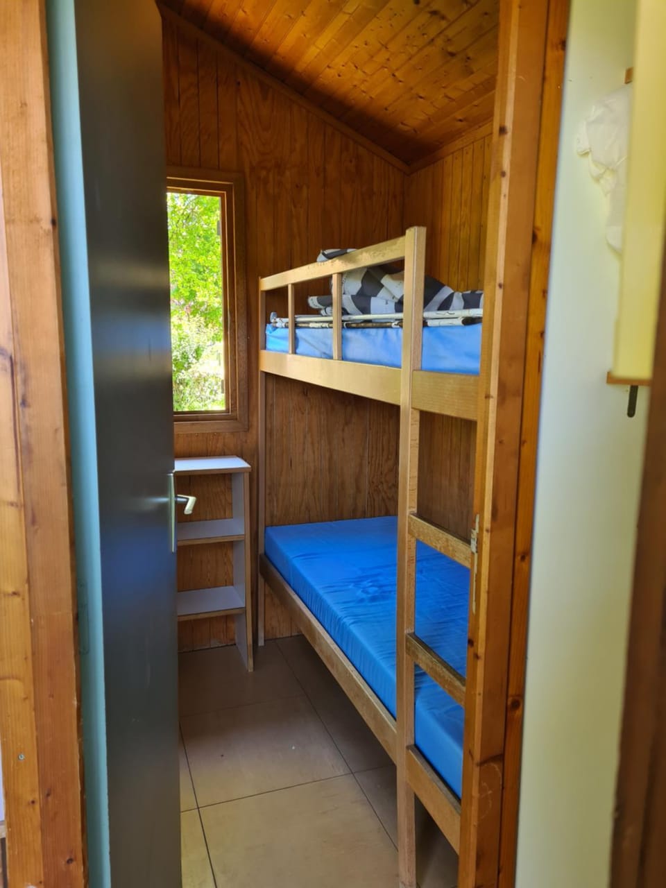 Bedroom, bunk bed