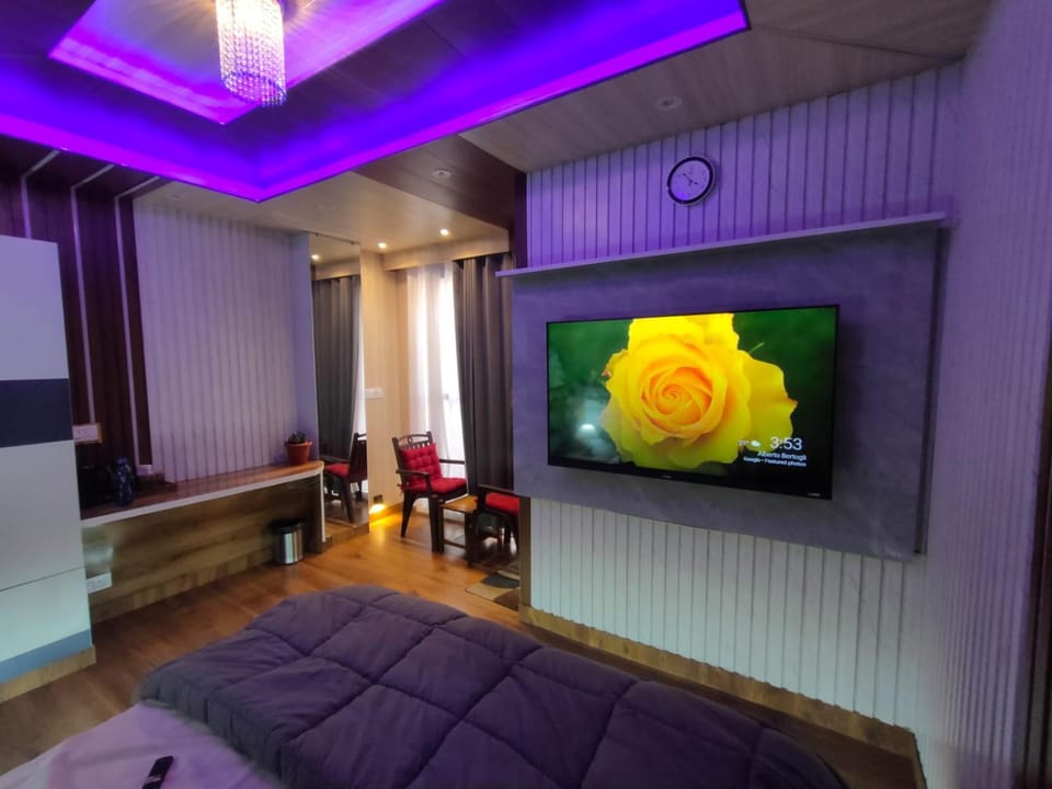 Bed, TV and multimedia, Photo of the whole room, Seating area, Evening entertainment, Bedroom