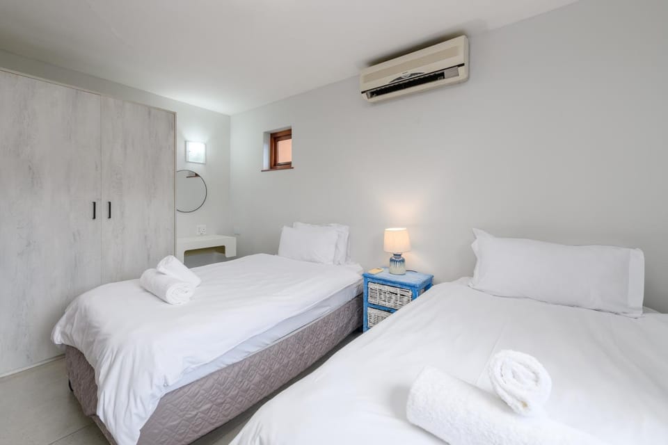 Bedroom, air conditioner