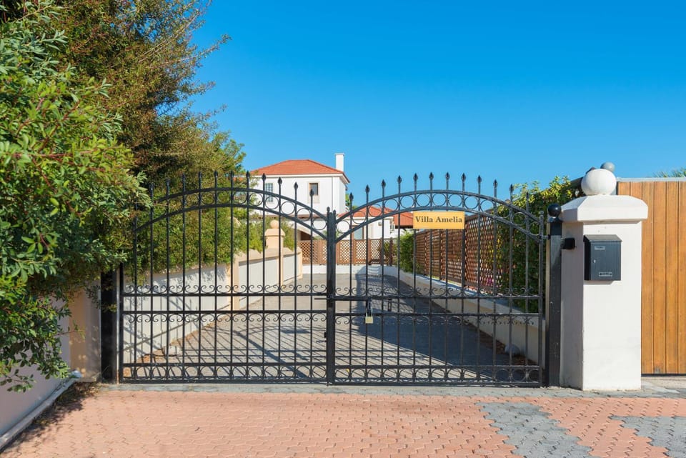 Property building, Facade/entrance, Day