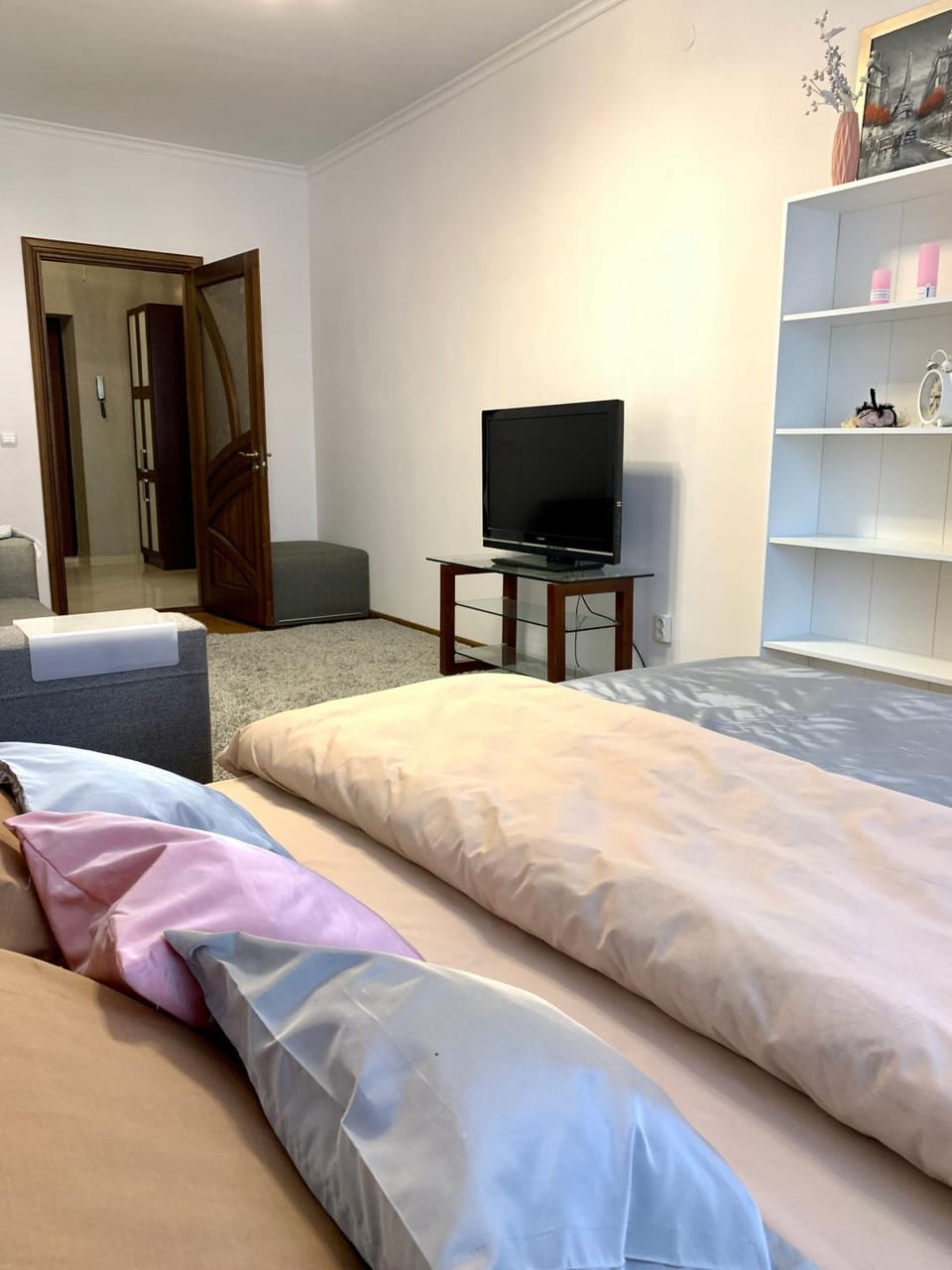 Bed, TV and multimedia, Bedroom