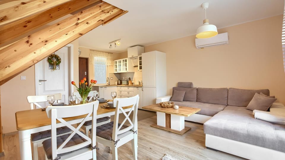 Kitchen or kitchenette, Living room, Seating area, Dining area