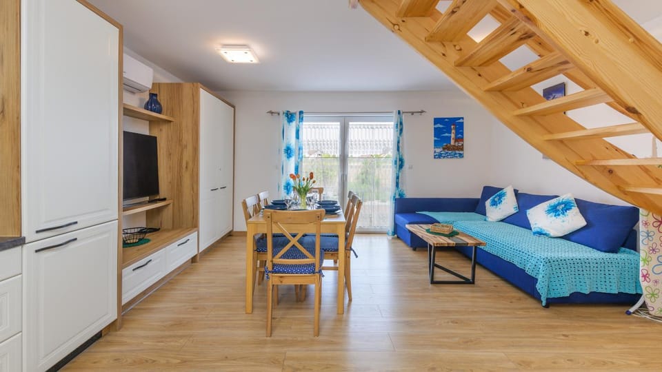 TV and multimedia, Living room, Seating area, Dining area