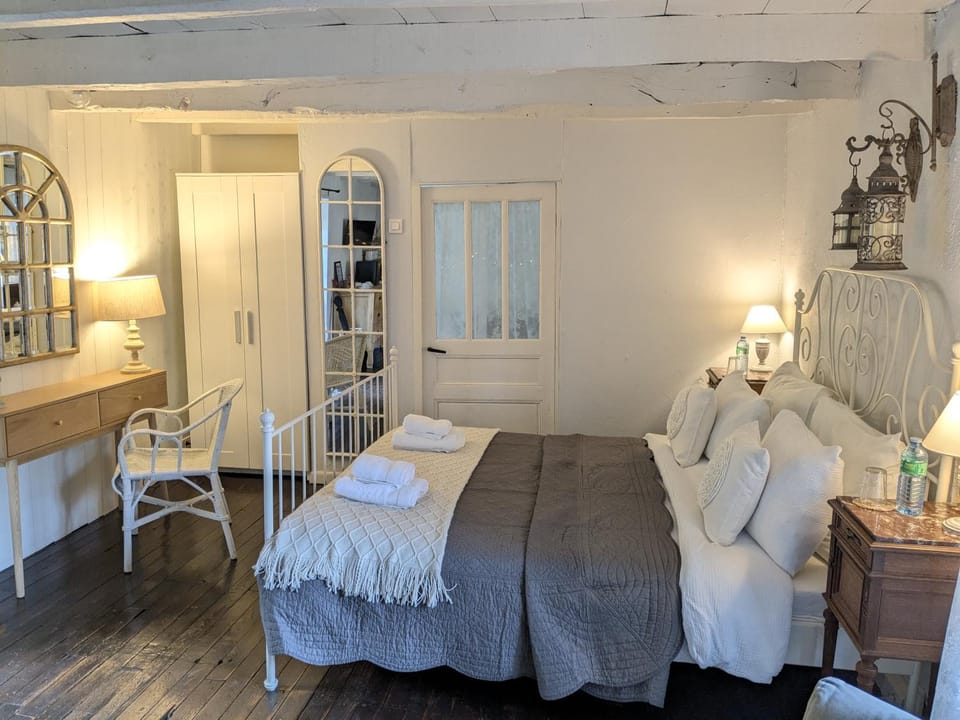 Sous le Chateau Bed and Breakfast in Nouvelle-Aquitaine