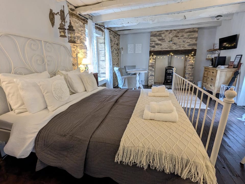 Sous le Chateau Bed and Breakfast in Nouvelle-Aquitaine