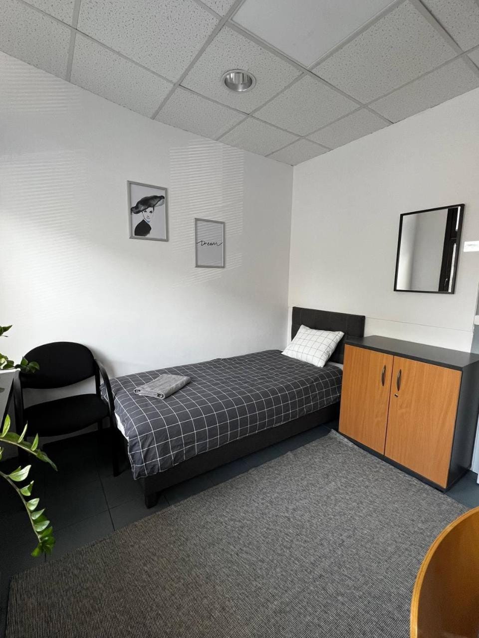 Bed, Photo of the whole room, hair dresser