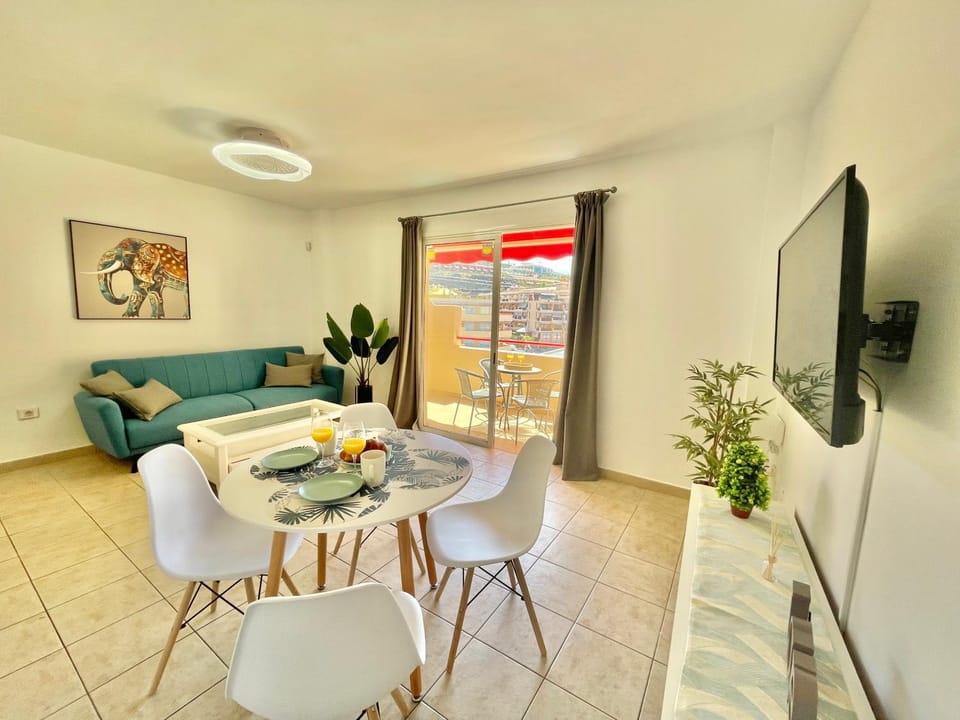 TV and multimedia, Living room, Seating area, Dining area