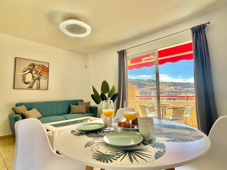 Neighbourhood, View (from property/room), Balcony/Terrace, Living room, Decorative detail, Seating area, Dining area, Mountain view