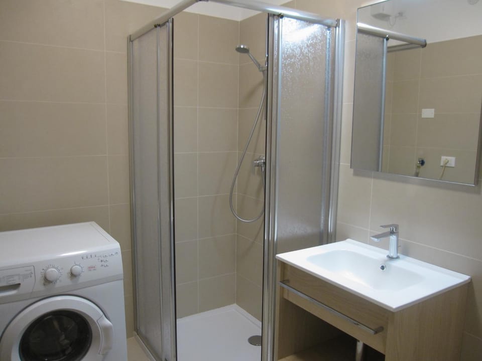 Shower, Toilet