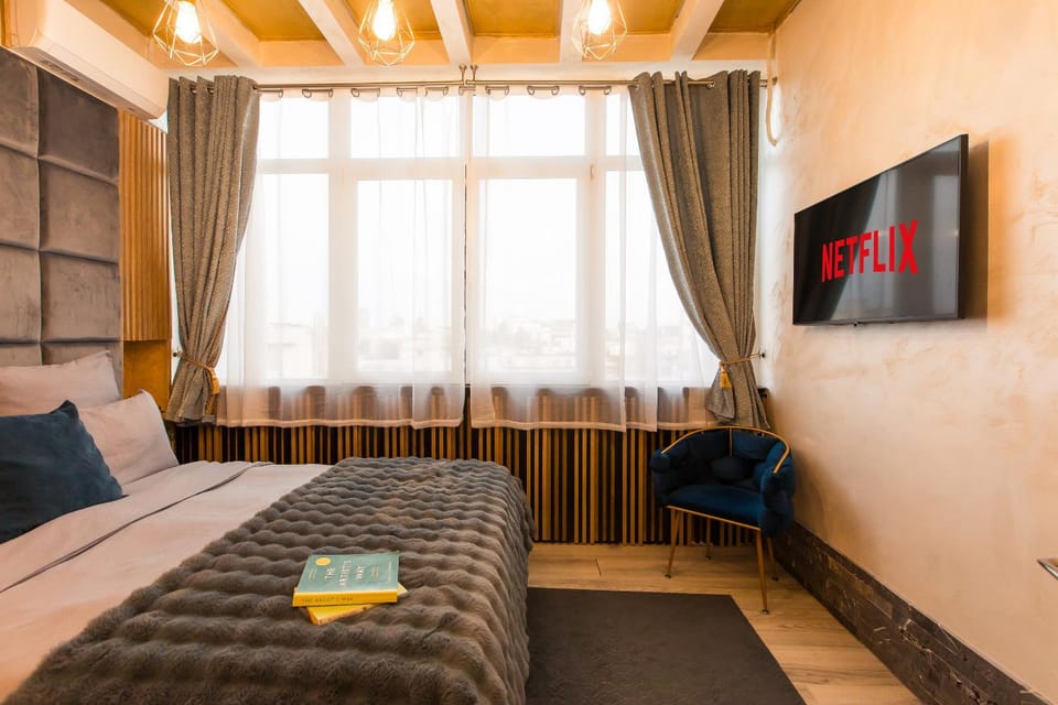 Bed, TV and multimedia, Bedroom