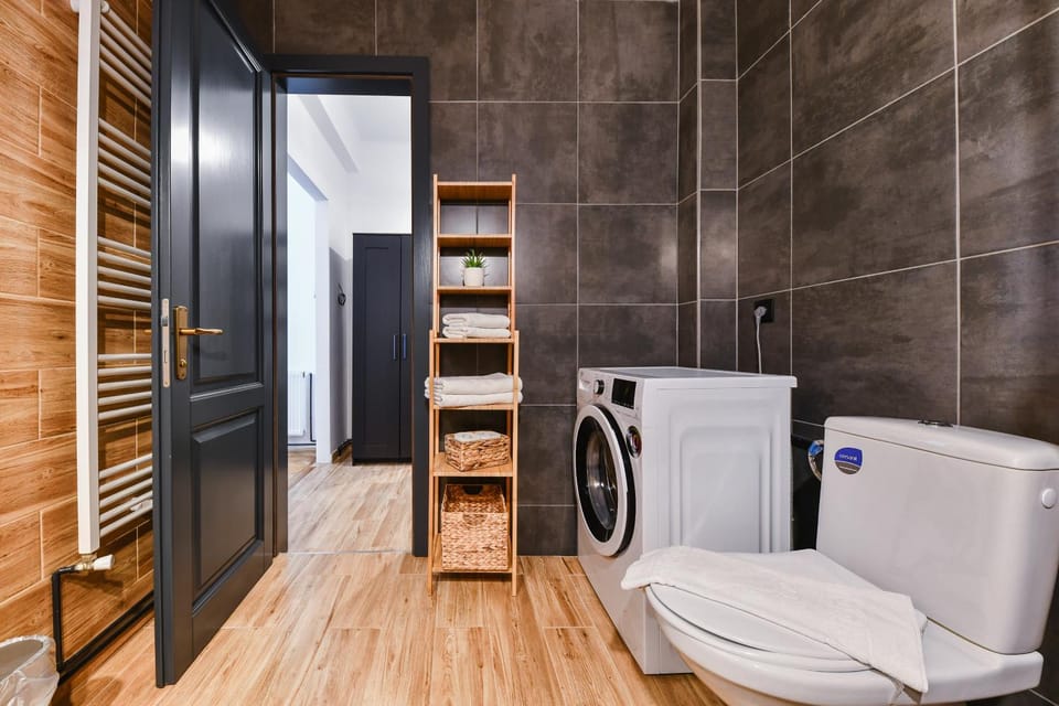 Toilet, Bathroom, towels, washing machine