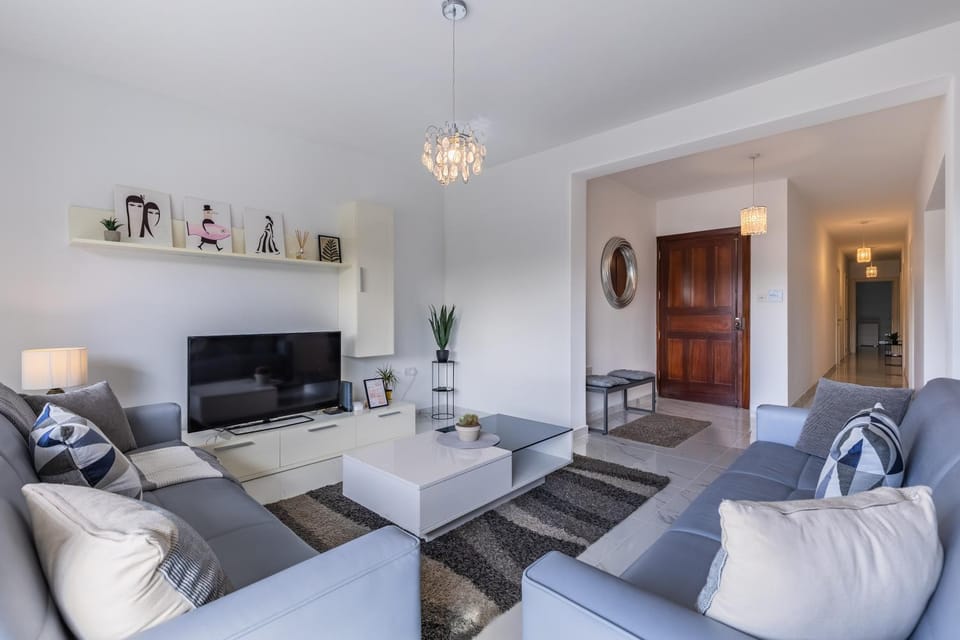 Communal lounge/ TV room, TV and multimedia, Living room, Seating area, Evening entertainment