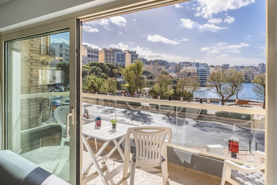 Property building, Day, Natural landscape, View (from property/room), Balcony/Terrace, Seating area, City view, Sea view, Sea view