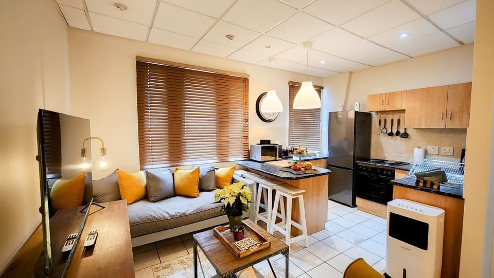 Kitchen or kitchenette, Living room, Seating area, Dining area, minibar, stove, toaster