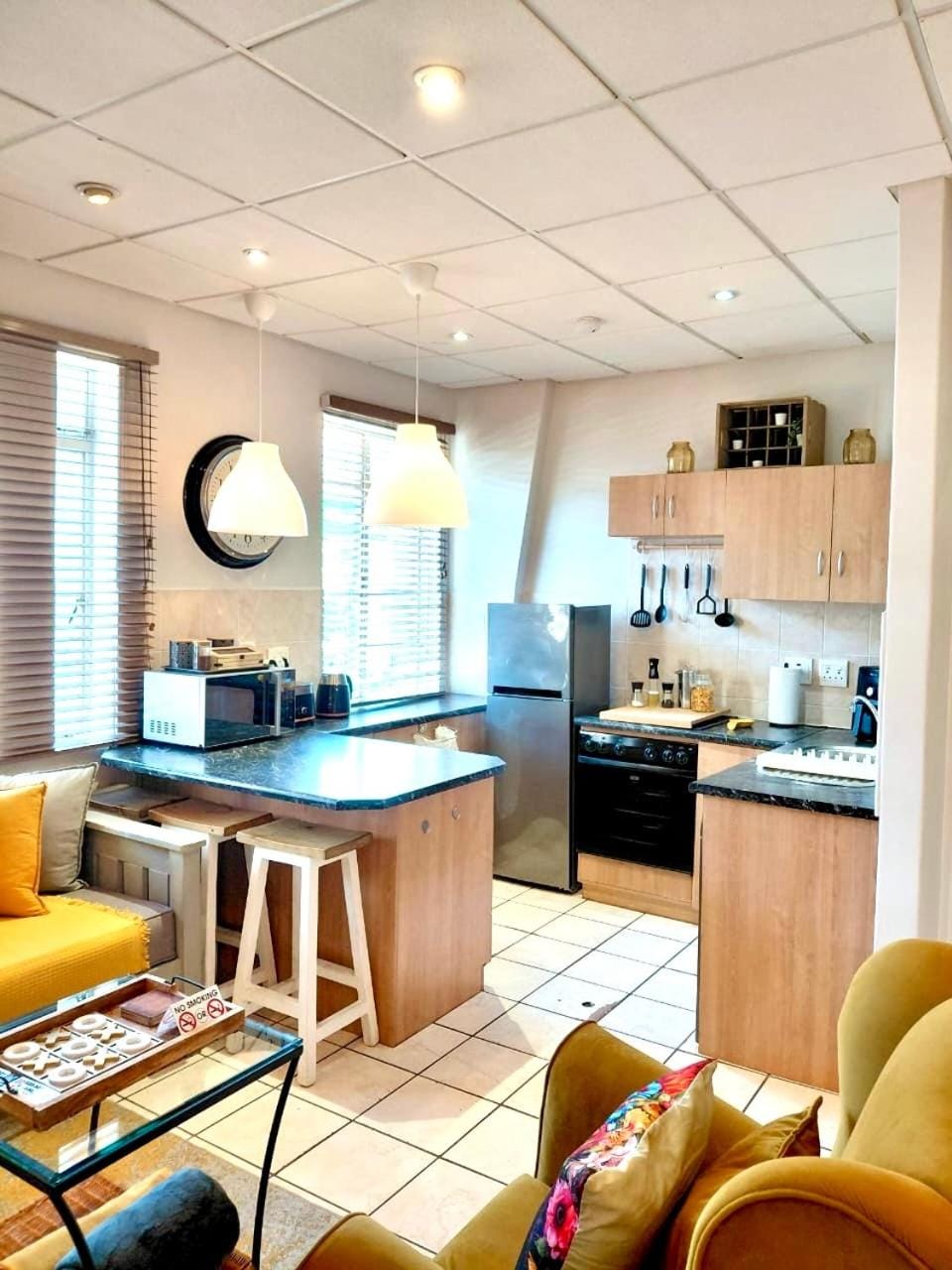 Kitchen or kitchenette, Living room, Seating area, Dining area