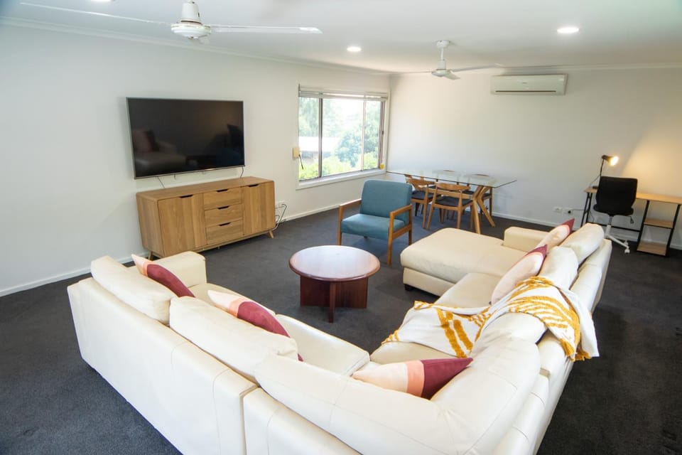 TV and multimedia, Living room, Seating area, Dining area, Evening entertainment, air conditioner