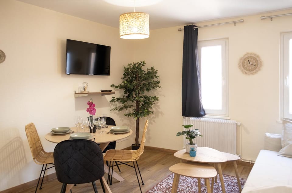 TV and multimedia, Living room, Seating area, Dining area, internet
